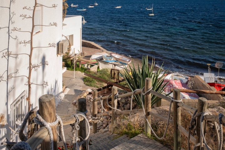 Bajada a la minúscula Playa del Varador, un secreto sólo para locales. 
