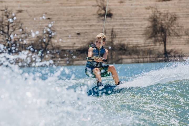 Haciendo 'wakeboard' en el pantano de La Breña II.