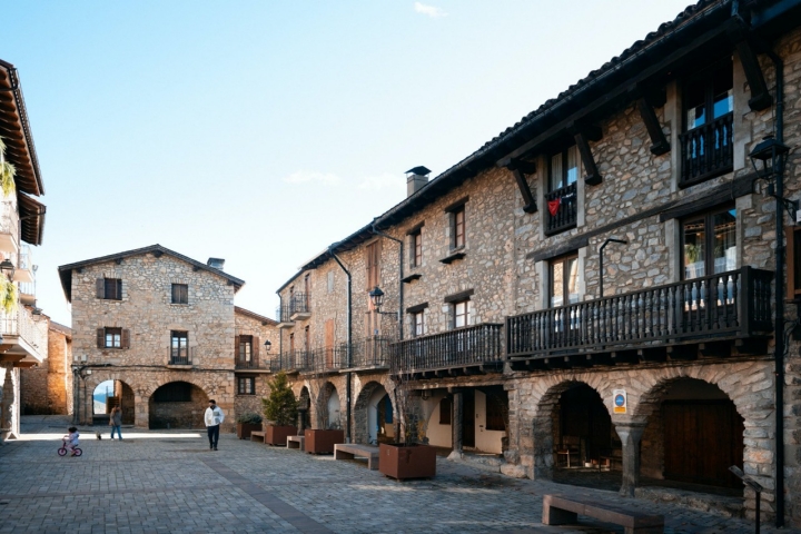 Plaça Major del 27 d’Abril de Bellver de Cerdanya.