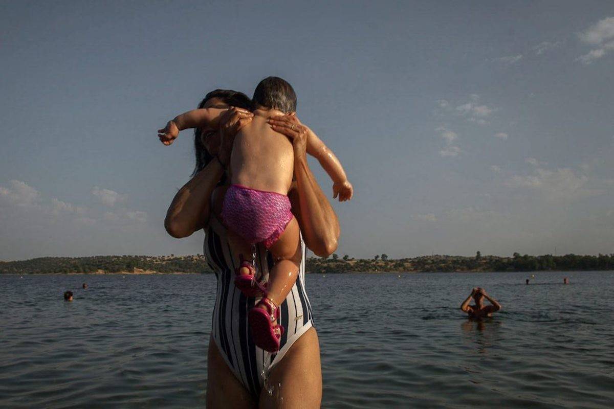 Los más pequeños aprenden a amar el agua entre los brazos de los más experimentados.