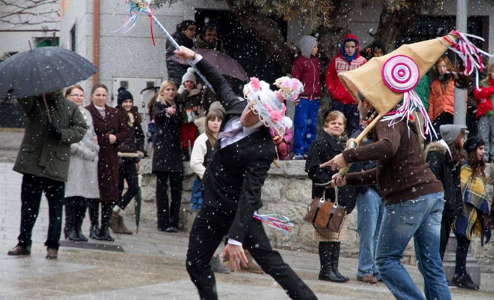 Varias personas celebrando la fiesta de la Vaquilla