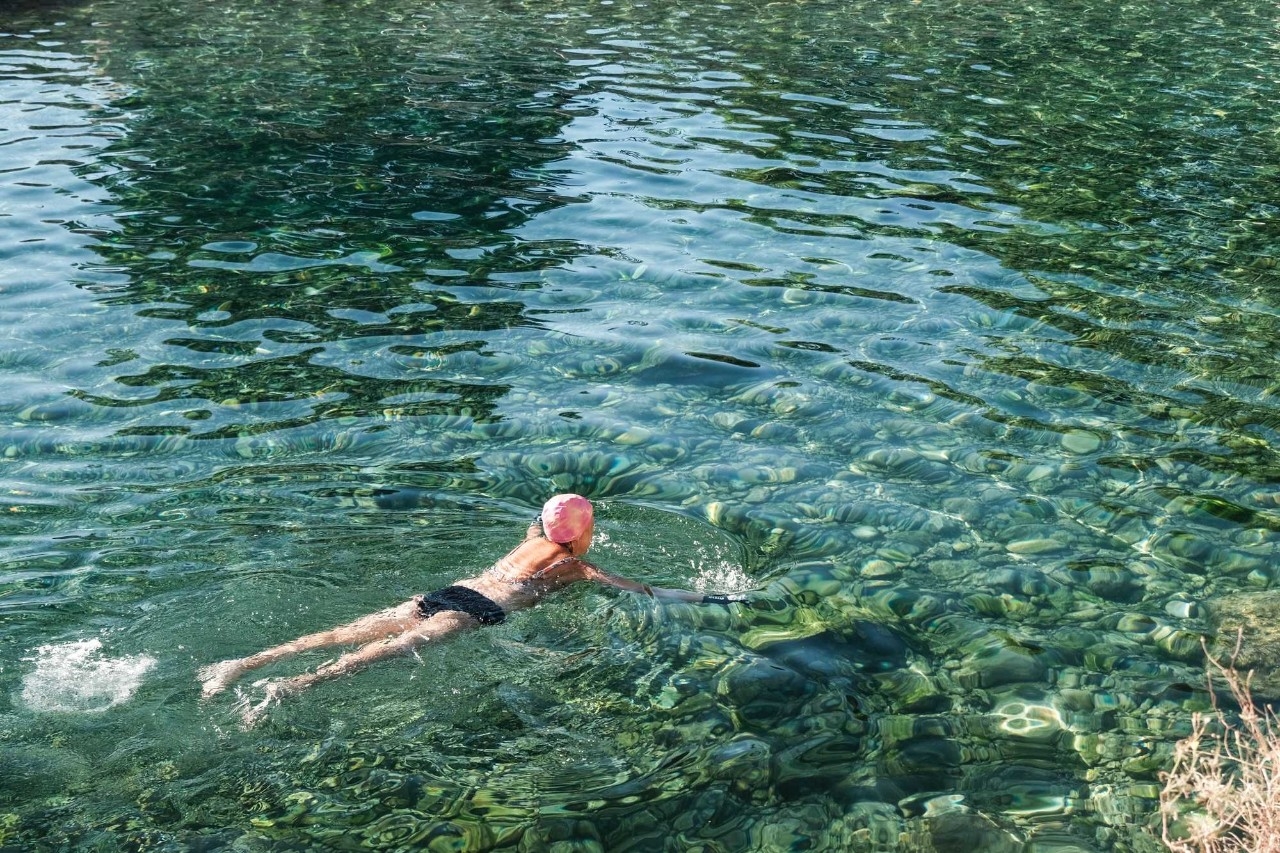 Mujer bañándose en las aguas de la Font Salada.