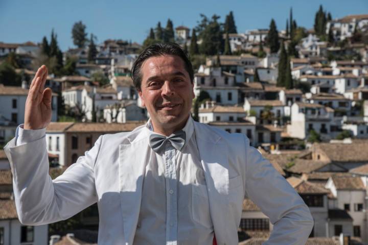 Un actor interpreta al poeta Federico García Lorca en una representación callejera en Granada.