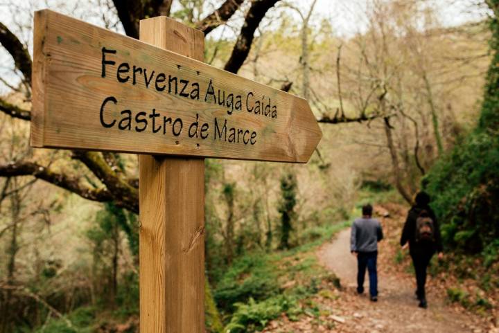 Una señal nos indica el camino a seguir hacia la cascada de Aguacaída.