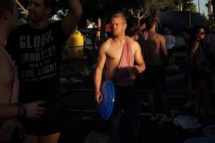 Gente disfrutando de la fiesta de la limonada.