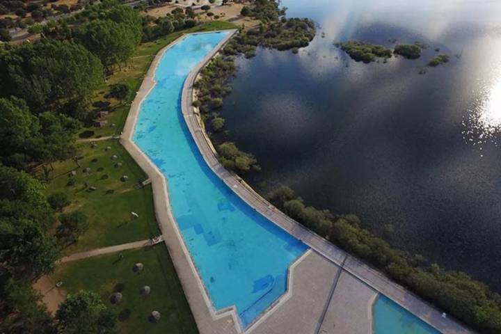 La vista a golpe de dron de la piscina más grande de España. 