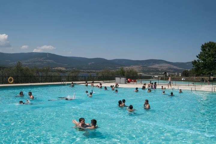 La piscina tiene 220 metros de largo