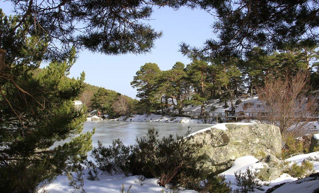 Una laguna de leyendas bajo la nieve