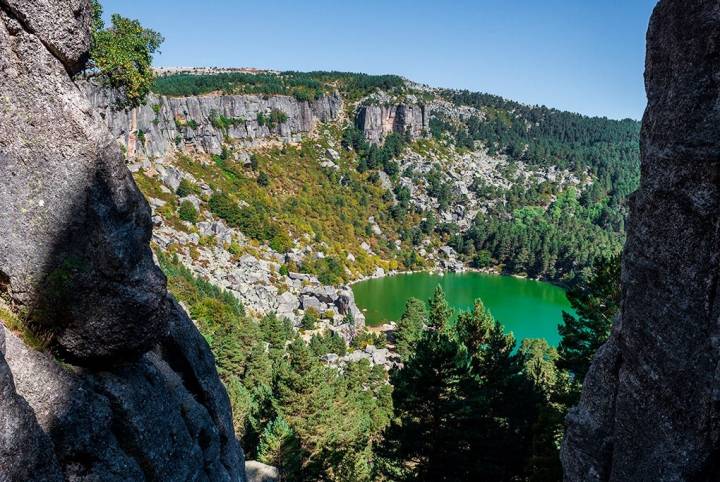 La laguna está encajada en un paisaje a 2.000 metros de altura. Foto: shutterstock.