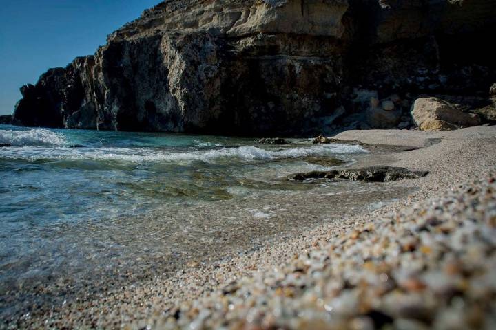 Las aguas del Corral contrastan con los marrones de Carboneras. Foto: Turismo de Carboneras