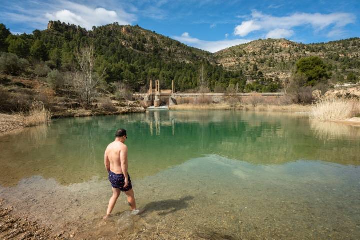 Un bañista en la Playeta de la Lastra, en Enguídanos