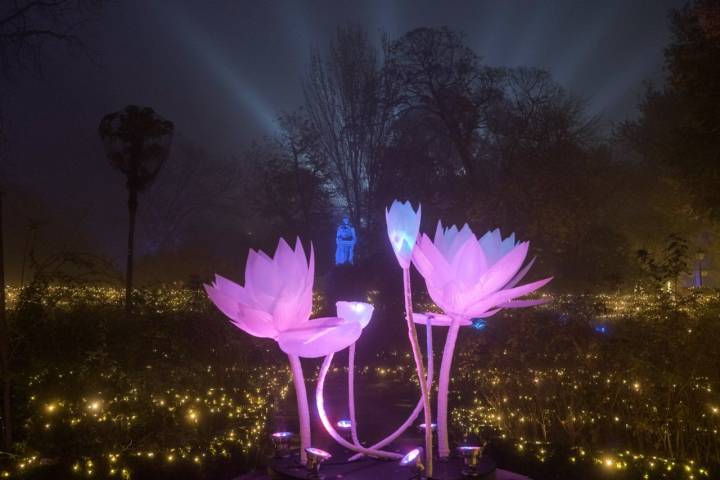 La escultura de una flor gigante sobre la que se reflejan a su vez más flores en el Jardín Botánico.