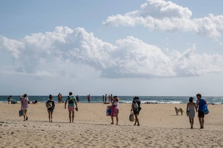 El otoño no es un problema para darse un baño en el litoral almeriense.