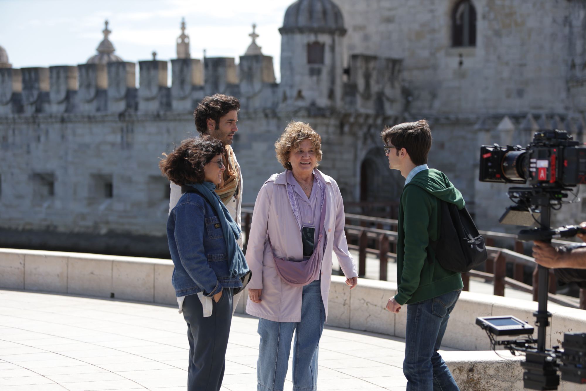 Los cuatro protagonistas de la serie durante una escena en la Torre de Belém.