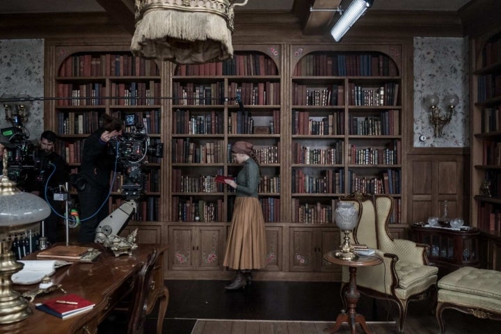 Momento del rodaje en la biblioteca de la casa.