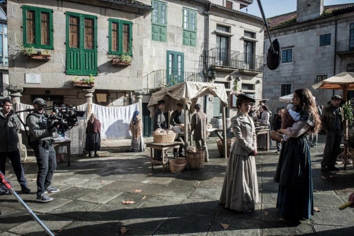Verónica Sánchez (Inés) y Carlota Baró (Renata) en un momento del rodaje en Galicia.