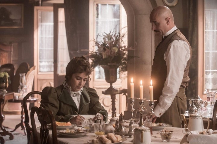 Verónica Sánchez, en el papel de Inés en la serie, y Alain Hernández, como Gustavo.