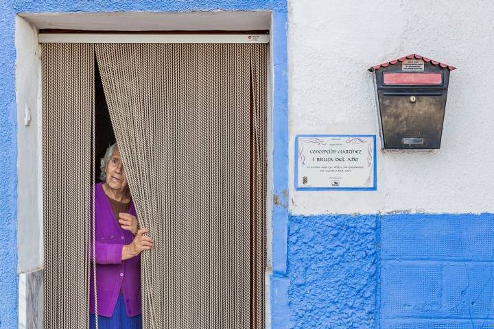 Trasmoz: Concepción Martínez, primera mujer del pueblo en ser nombrada Bruja del Año en 2000. Foto: Ferrán Mallol.