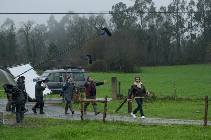 ANIMAL SALVAJE. Lucía Veiga as Loles, Pepo Suevos as Fermín, Luis Zahera as Antón in episode 03 of ANIMAL SALVAJE. Cr. Jaime Olmedo/Netflix © 2024