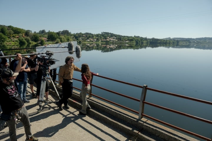 ANIMAL SALVAJE. Luis Zahera as Antón, Lucía Caraballo as Uxía in episode 09 of ANIMAL SALVAJE. Cr. Jaime Olmedo/Netflix © 2024