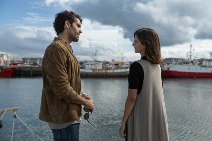 CLANES (L to R) Tamar Novas as Daniel, Clara Lago as Ana in episode 04 of CLANES. Cr. JAIME OLMEDO/NETFLIX © 2023