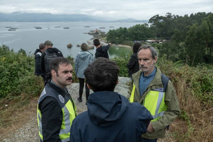 CLANES (L to R) TITO REFOXO as CAñIZO, ROGEL GUAL as DIRECTOR, FRANCESC GARRIDO as NARANJO in episode 07 of CLANES. Cr. JAIME OLMEDO/NETFLIX © 2023