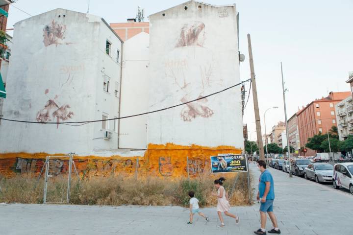 Calle Marqués de Viana 52. Mural de Borondo.