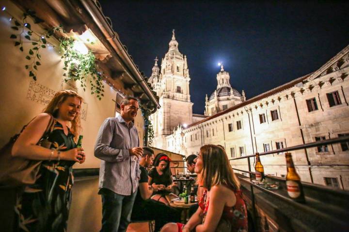 La azotea de la Malhablada esconde una cafetería con vistas a la Clerecía y la calle Compañía. Foto: Félix Corchado