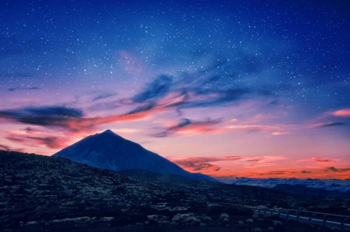 El perfil del Teide bajo un cielo que comienza a oscurecerse: una puesta de sol única.