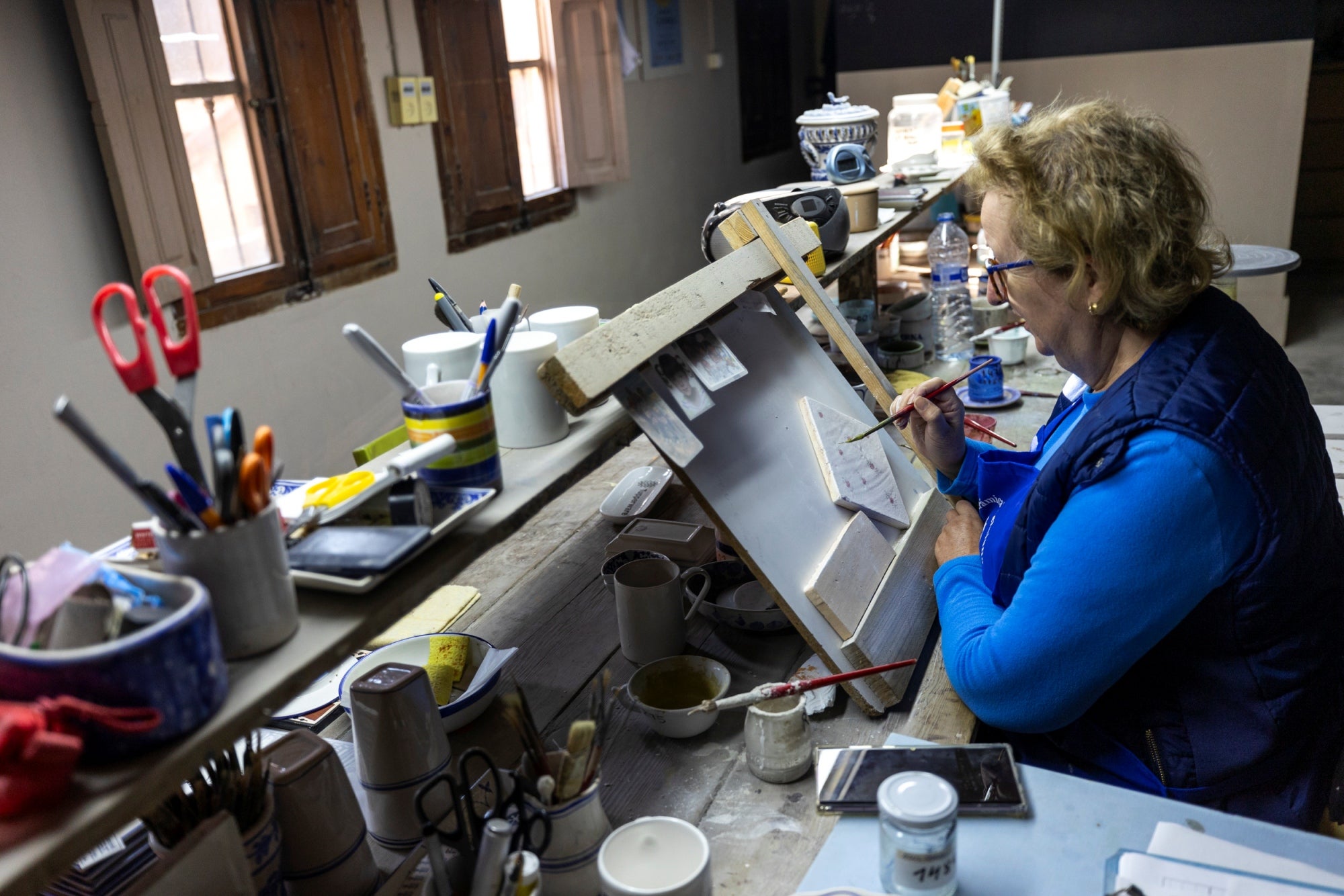 Antonia diseñando unas baldosas en la fábrica.