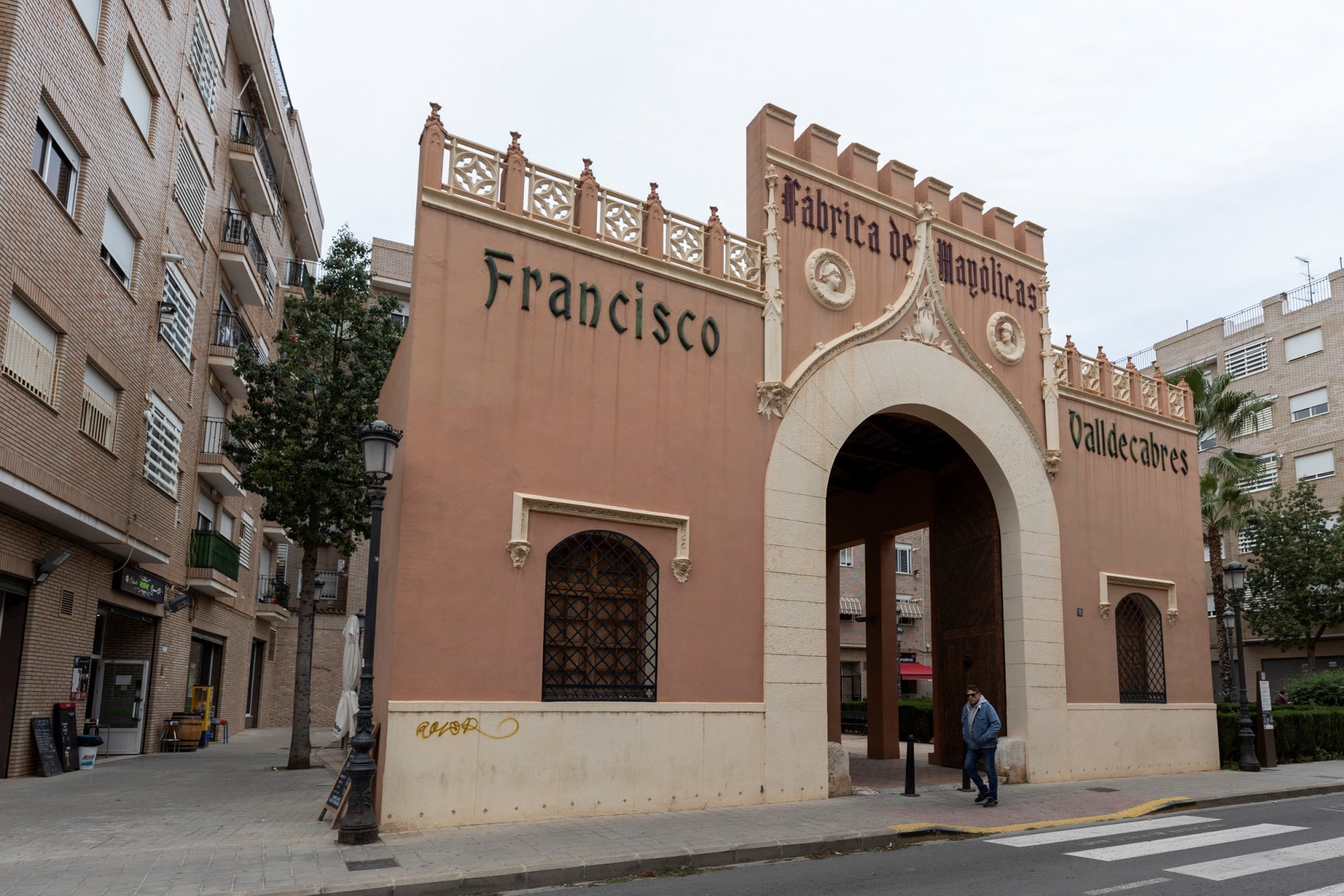 Fachada de la fábrica de cerámica Francisco Valldecabres.