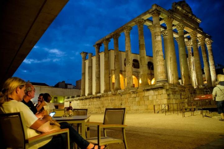 El Templo de Diana, aunque no era ella, luce así de impresionante por las noches.