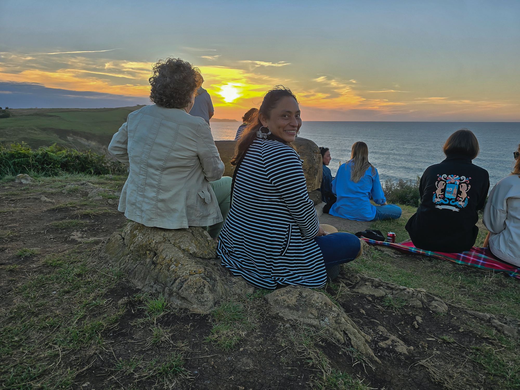 Dos mujeres en el Mirador de La Corneja en Ruilobuca.