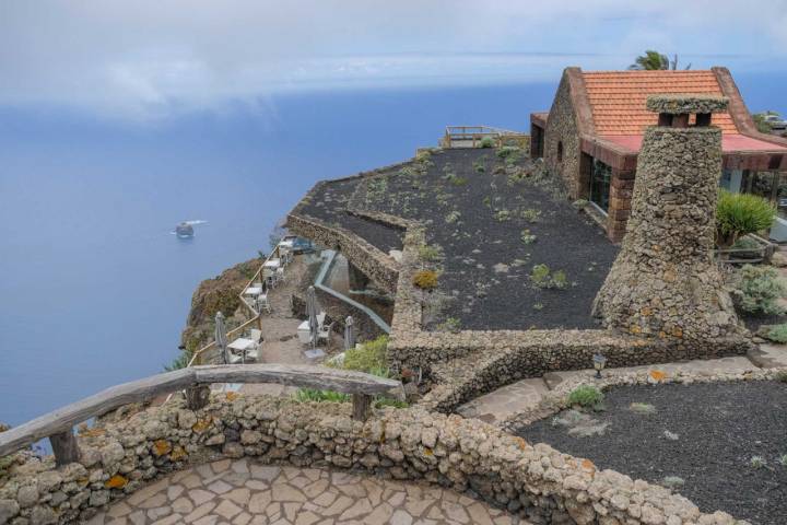 El restaurante con su terraza sobre el Valle del Golfo concebido por César Manrique