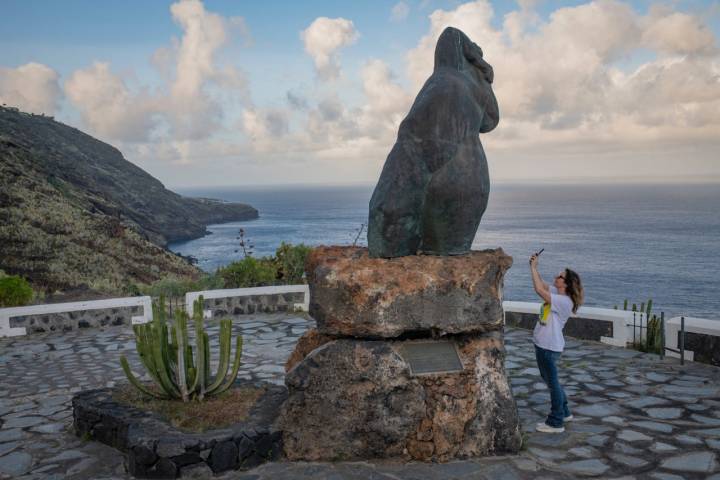 La gran escultura en bronce representa a una canaria silbando.