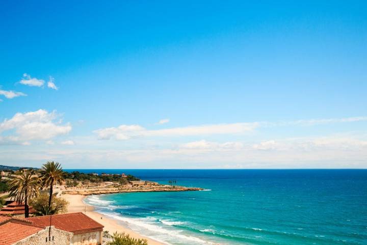 El Mediterráneo con el anfiteatro de Tarragona casi tocando el mar. Foto: shutterstock.com