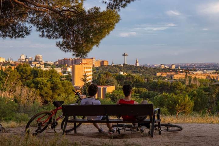 Desde el cerro de los Locos hay vistas a Moncloa y la Ciudad Universitaria.