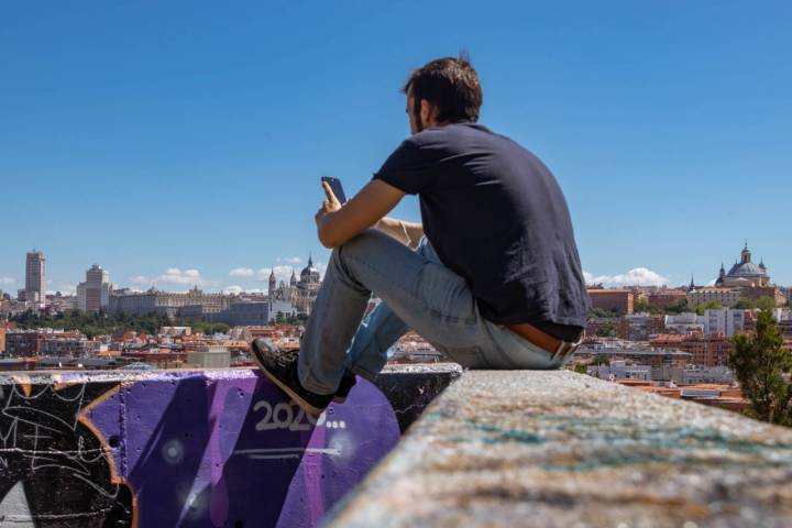 El mirador del parque de la Ermita del Santo funde el hormigón y el grafiti con el Madrid monumental.