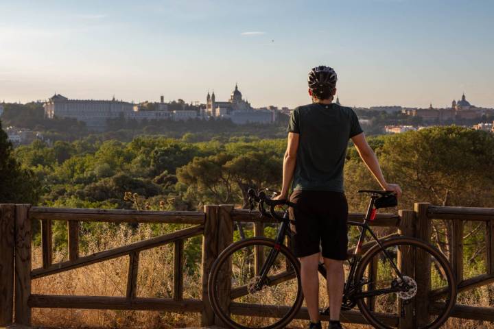 Desde el oeste aparece el Madrid viejo y monumental.