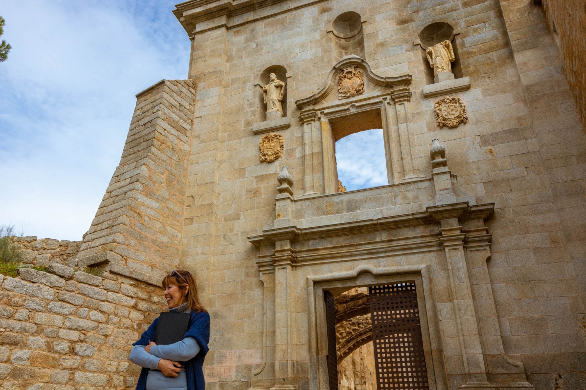 Fachada barroca de la iglesia del Monasterio de Pelayos de la Presa (Madrid)