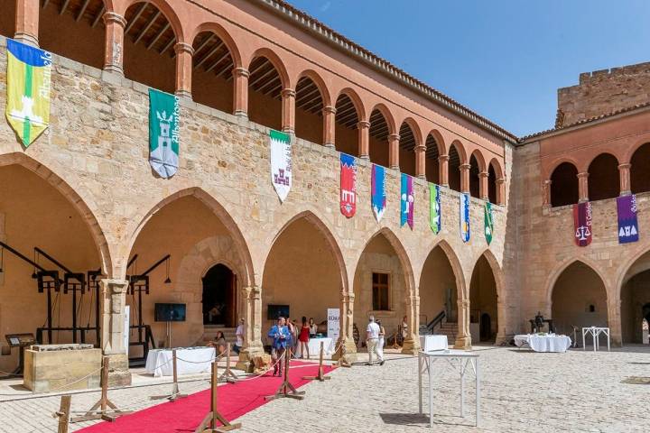 Patio del Castillo de Heredia, en Mora de Rubielos.