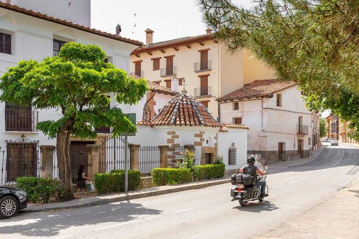 El pueblo está tan bien conservado que los automóviles de los vecinos resultan casi anacrónicos.