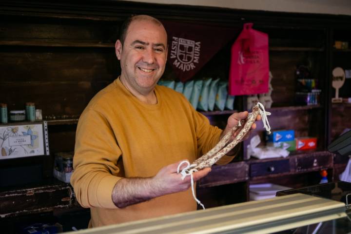 En la carnicería de Antonio venden embutidos artesanos de la zona.