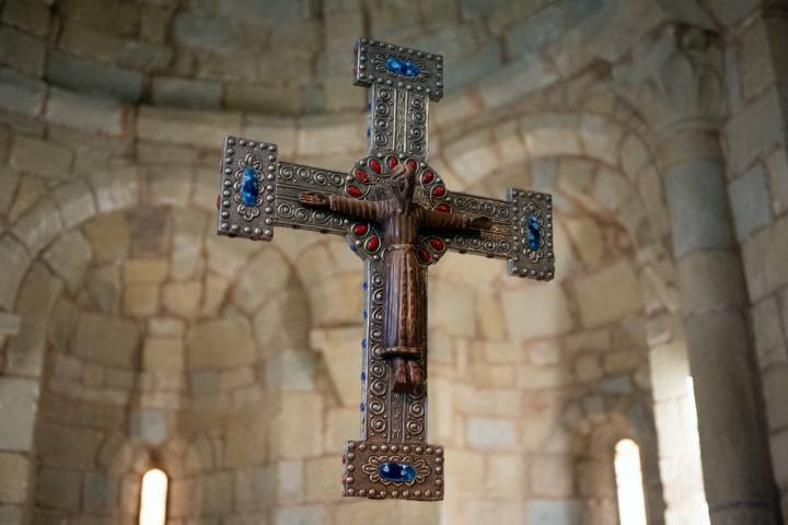 Detalle de una de las cruces de la iglesia.