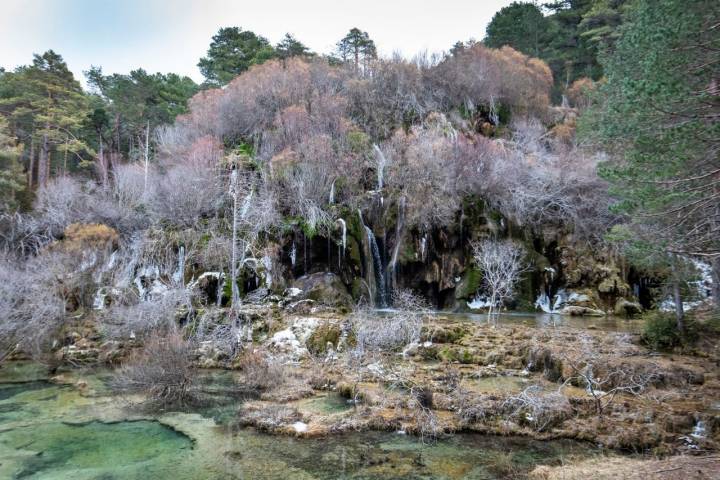 La cascada del río Cuervo tras una helada de enero.