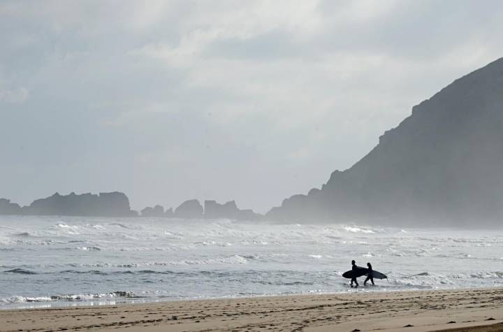 Surferos en Geoparque Costa Vasca. Foto: Marga Estebaranz.