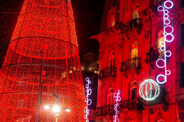 A ratos, la puerta del Sol viste de rojo hasta los balcones.