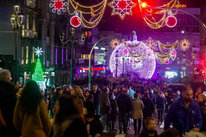 La bola gigante que se ilumina como parte del alumbrado de Vigo.