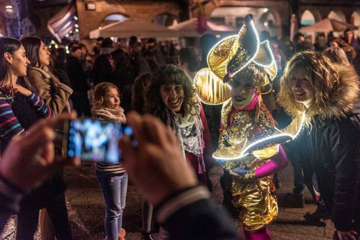 Los “duendes de luz” del grupo Sarao de teatro animando al público.