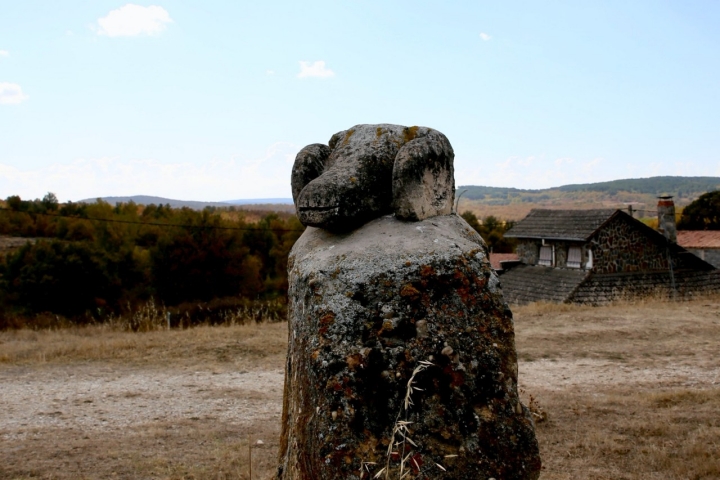 Escultura en la necrópolis de El Castillo (Burgos)